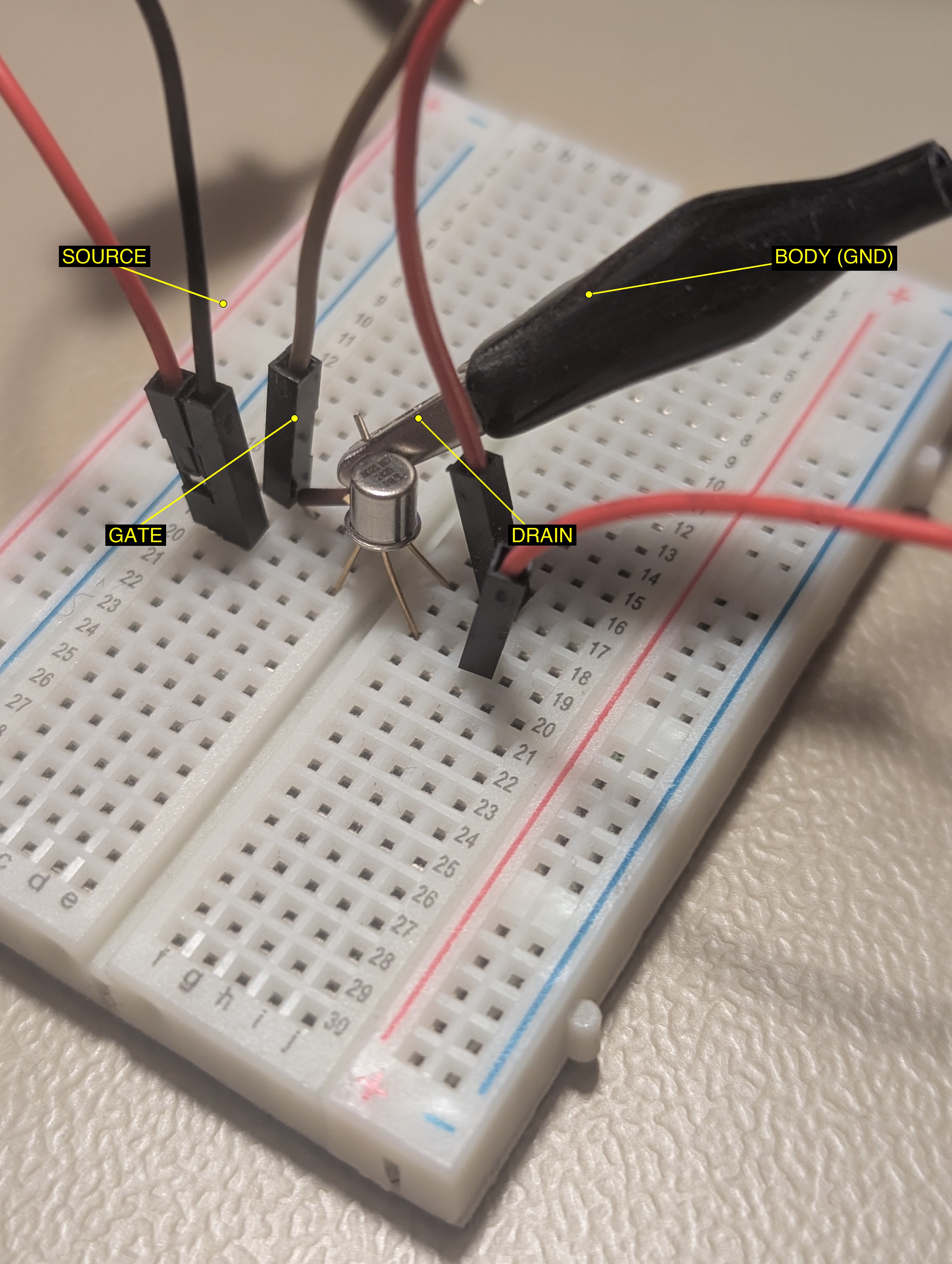 SST210 im TO-72 Gehäuse auf dem Breadboard -- 4 Pins: Gate, Drain, Source, Body
