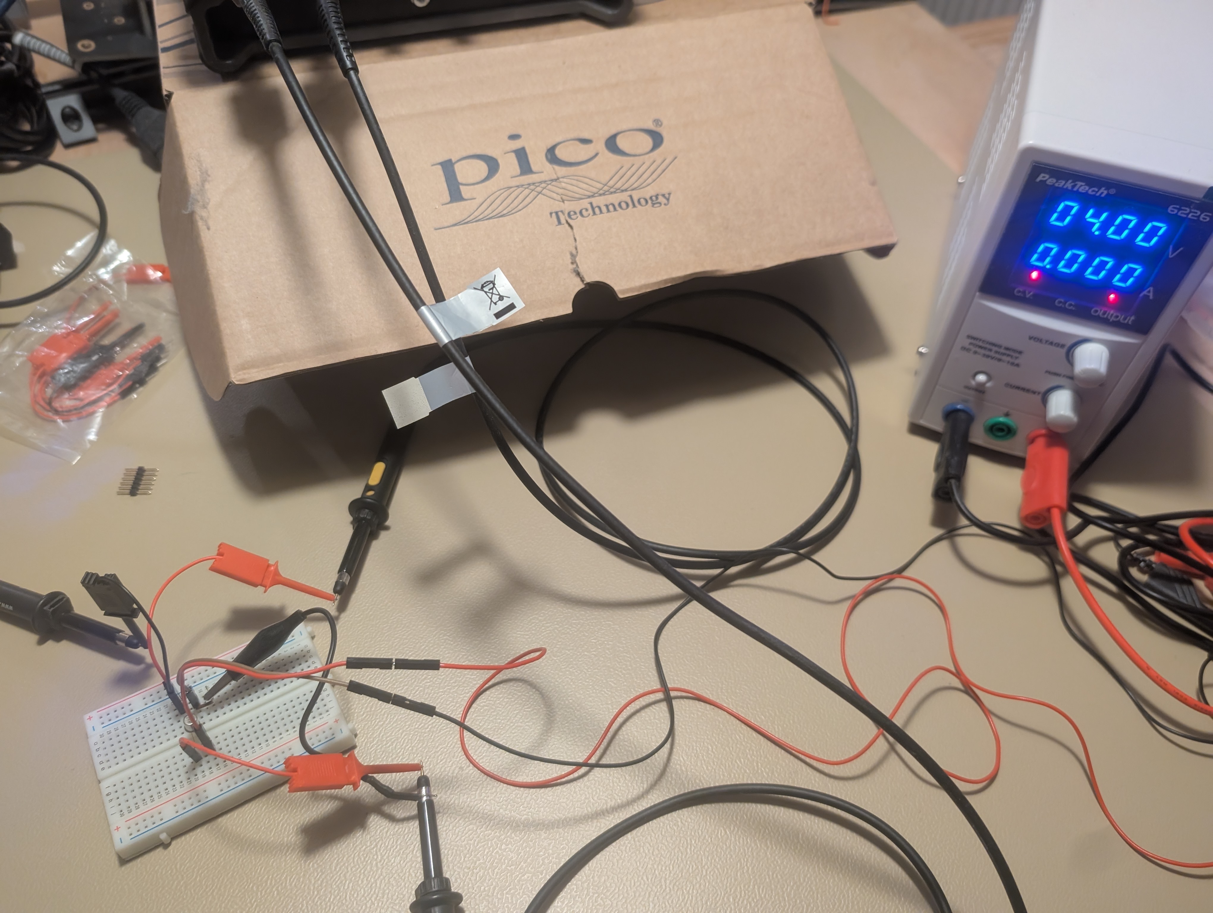Messaufbau: PicoScope 3406D MSO, Netzteil (4V Gate), SST210 auf Breadboard